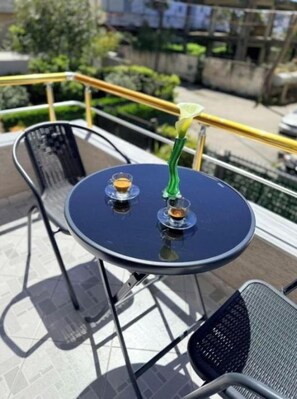 Outdoor dining - Cozy Stay in Durrës with Kitchenette & Garden Views (Durrës)