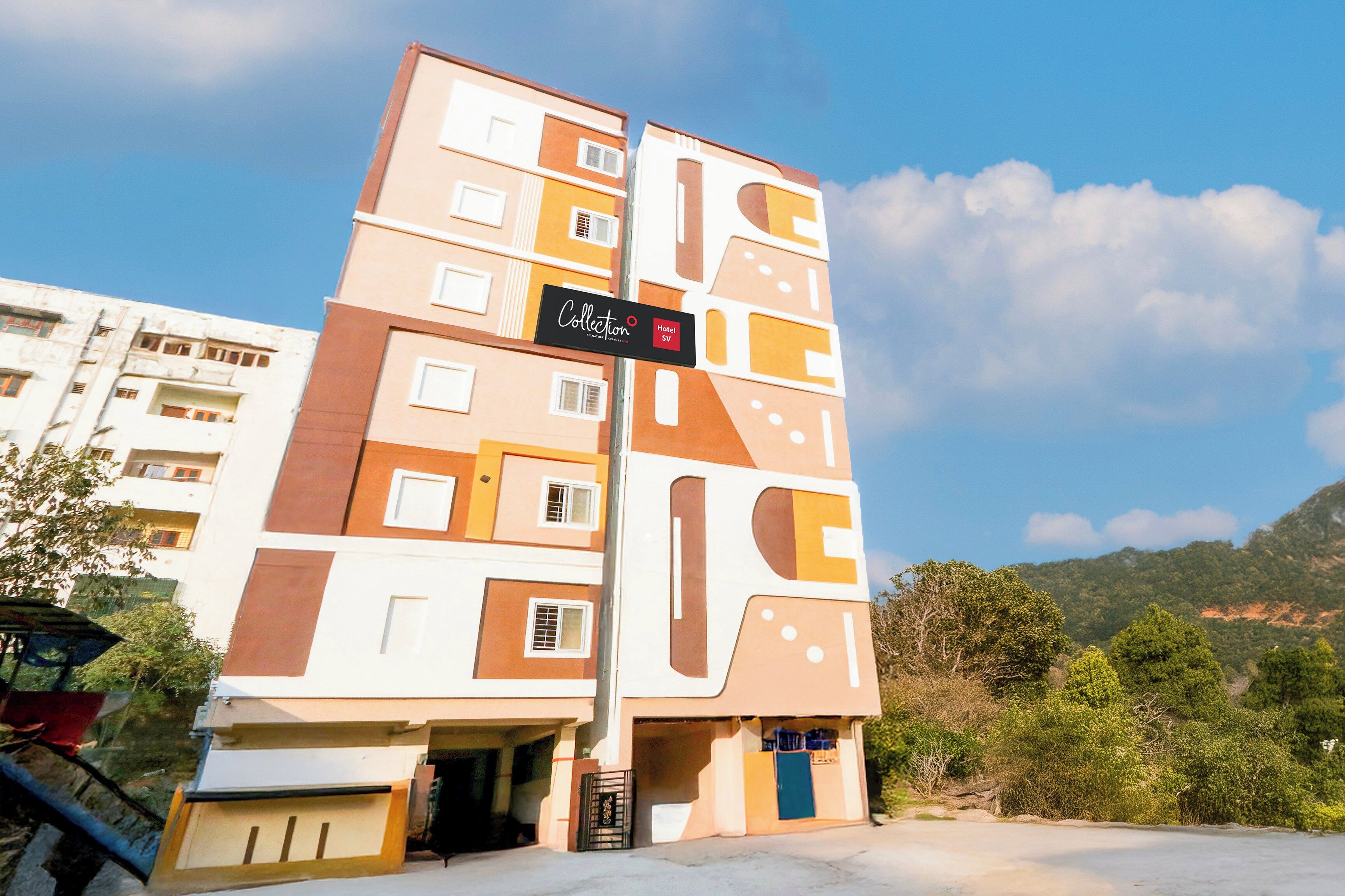 Un hôtel à plusieurs étages, doté d’une architecture moderne et d’une enseigne bien visible.