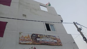 A building with a sign advertising a home stay service. - Kashi Prabha Homestay (Varanasi)