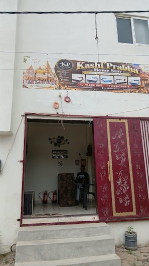 Entrada de un hotel con un cartel anunciando Kashi Prabha Home Stay.