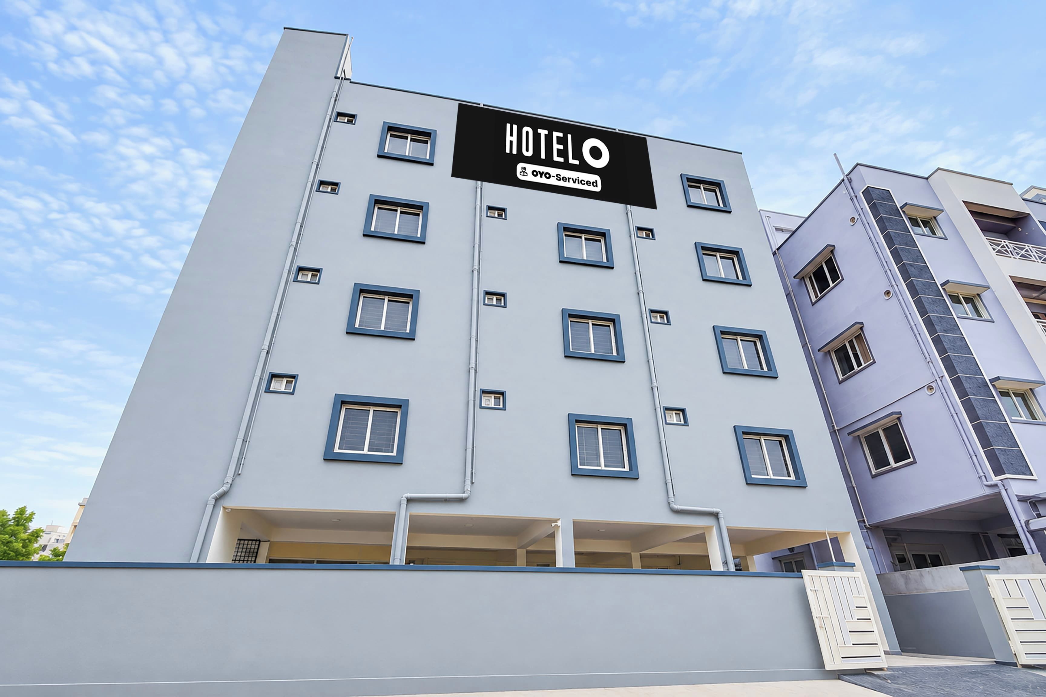 Un edificio de hotel de varios pisos con un letrero que indica que ofrece servicios completos.