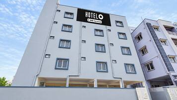 Un edificio de hotel de varios pisos con un letrero que indica que ofrece servicios completos.