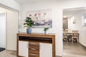 Eine moderne Küche mit Holzausstattung, einer Arbeitsplatte und einem Essbereich mit Stühlen und einem Tisch.