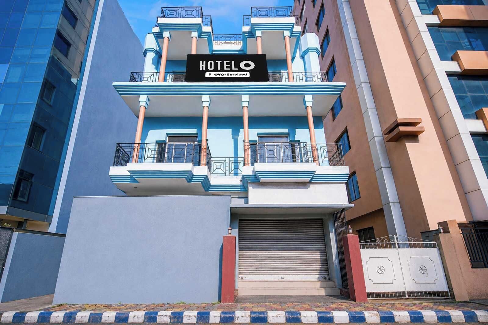 Un edificio de hotel con un cartel que dice 'HOTEL OYO-Service'.
