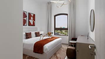 Une chambre d’hôtel moderne avec un grand lit, une table de chevet avec une lampe, une petite table avec des fruits, une vue par la fenêtre et un miroir au mur.