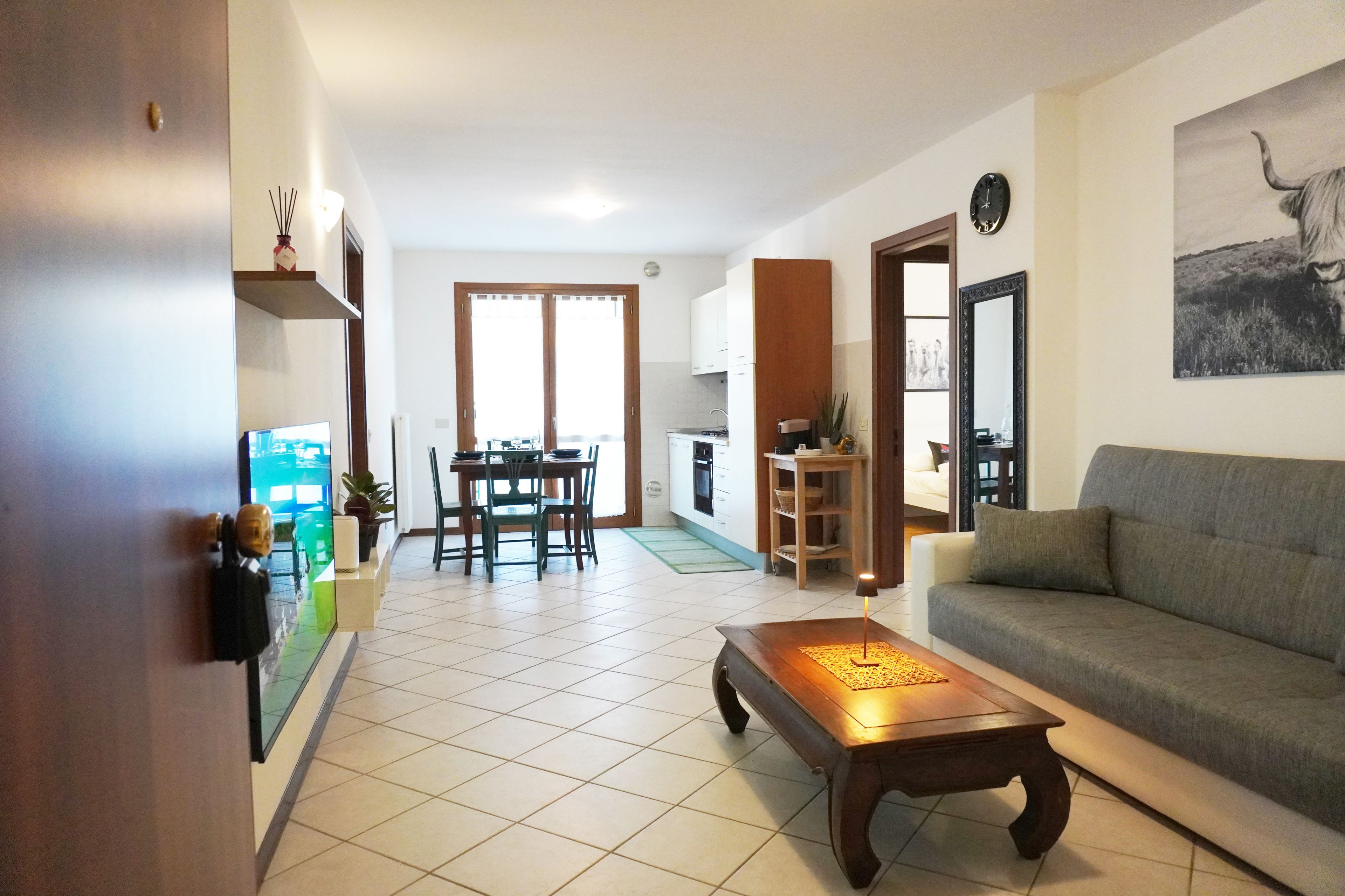Un salon comprenant un canapé, une table basse et un coin repas avec une table et des chaises.