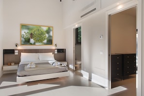 Una camera da letto moderna con un letto, comodini, un quadro di grandi dimensioni e un armadio.