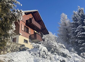 A chalet with a wooden exterior, a balcony, and snow-covered surroundings. - Beautiful cabin for 12–14 people. Winter/Summer in Vaujany, the Greater Alpe d'Huez Area (Vaujany)