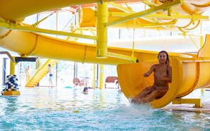 A water slide in a pool area with yellow structural elements. - Beautiful cabin for 12–14 people. Winter/Summer in Vaujany, the Greater Alpe d'Huez Area (Vaujany)