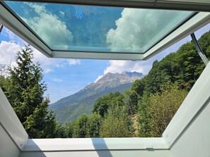 Ein Oberlicht mit Blick auf die Berge.