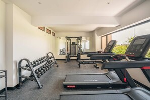 A gym with treadmills, dumbbells, and weight machines. - Elegant and Sophisticated Apartment Near the Beach (Punta Cana)