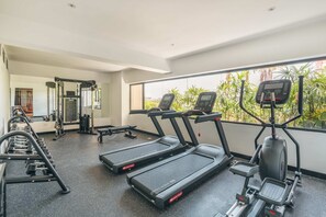 A gym with treadmills, dumbbells, and weight machines. - Elegant and Sophisticated Apartment Near the Beach (Punta Cana)