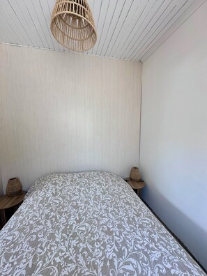 A bedroom with a bed, two bedside tables, a woven lamp, and a ceiling light fixture. - An Autumn Getaway in Cap Ferret, Amid Pine Trees and the Lagoon (Lège-Cap-Ferret)