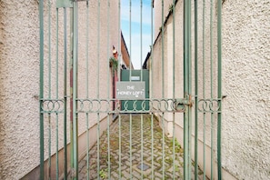 Come on in and start settling into your stay. - Cosy Keswick 1BR|Sleeps 2| by Stay with Us (Keswick)
