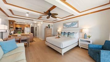 Ein Schlafzimmer mit einem Bett, Nachttischen, einem Schreibtisch und einem Stuhl.
