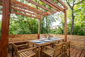 An outdoor wooden pergola with a table set for dining, surrounded by chairs. - Relax In Charlottesville Sauna Full Home Gym 2 Bedroom Home (Charlottesville)