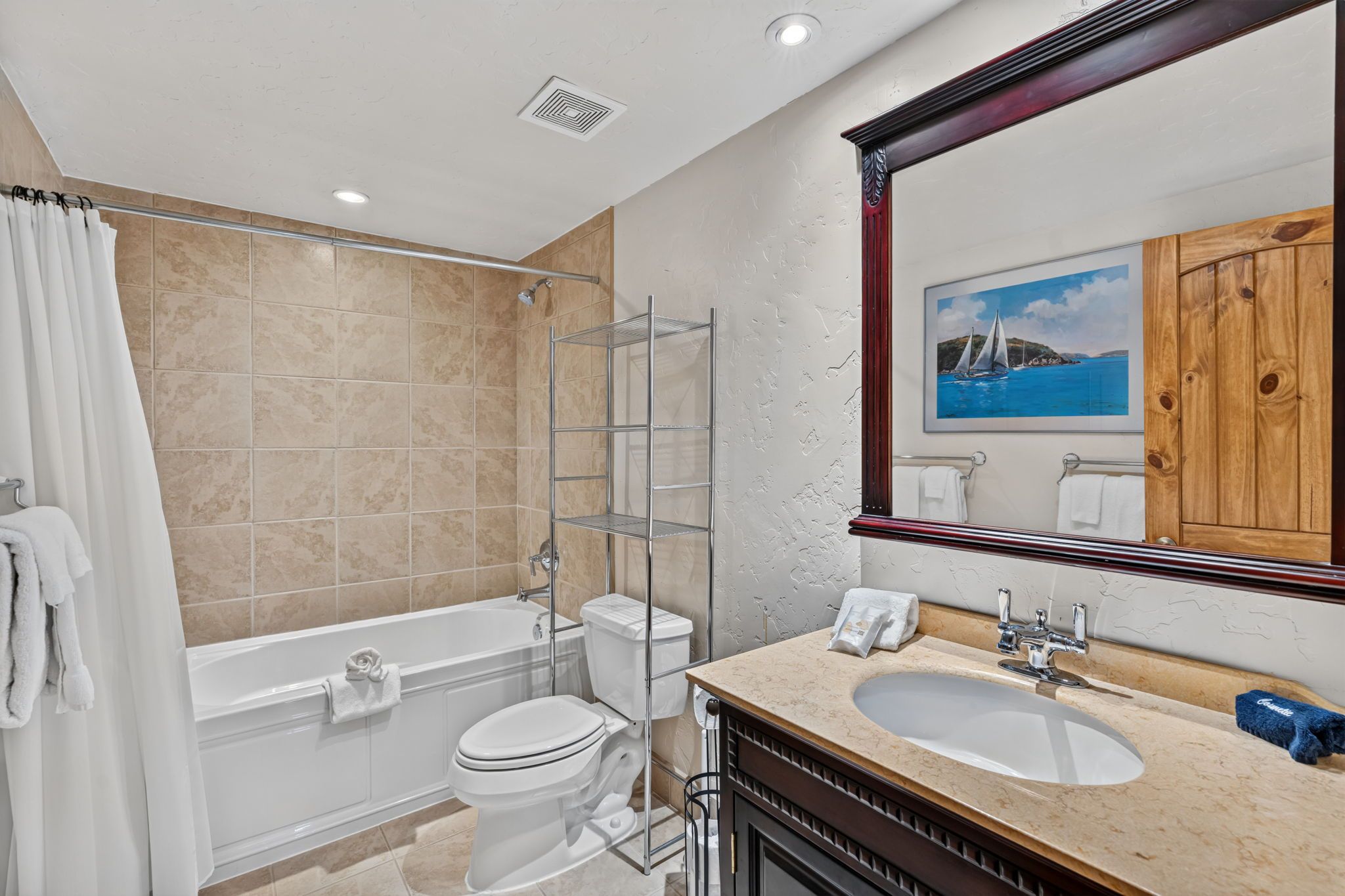 Un baño con bañera, inodoro y lavabo.