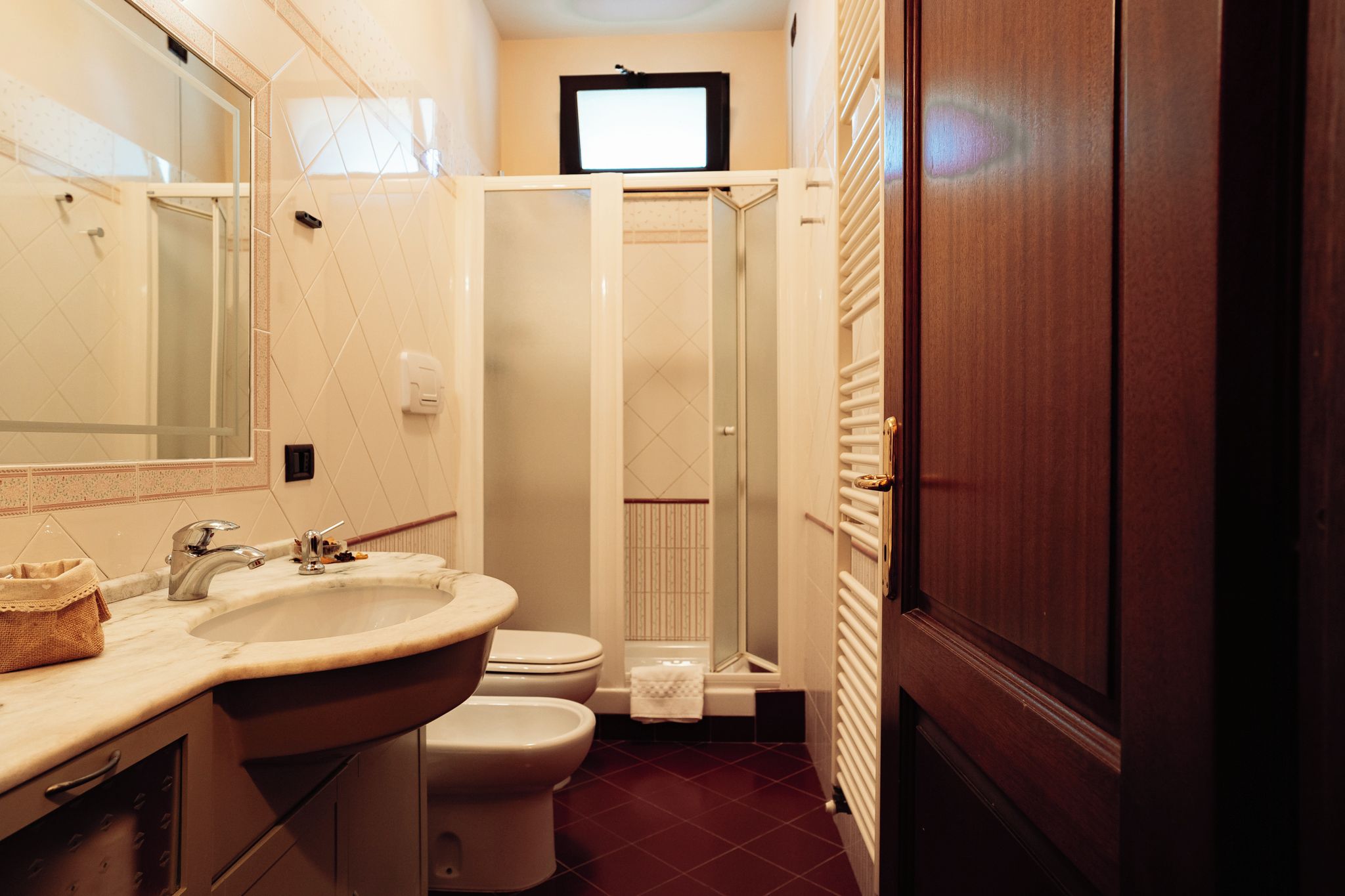 Un bagno con lavandino, WC e doccia.