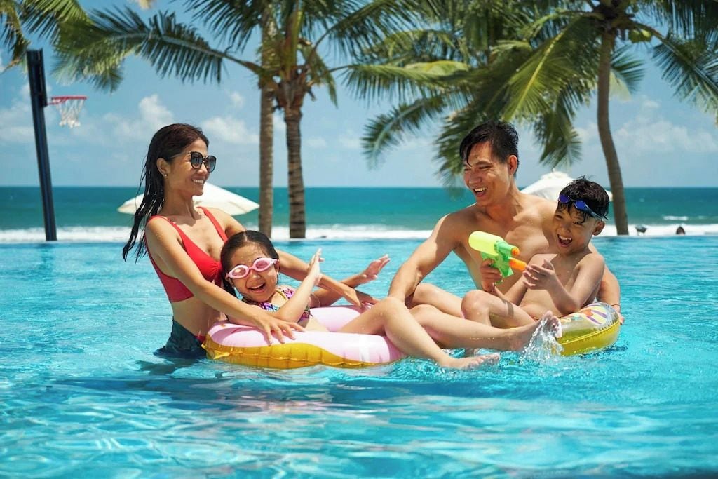 Ein Schwimmbecken mit Personen auf Luftmatratzen.