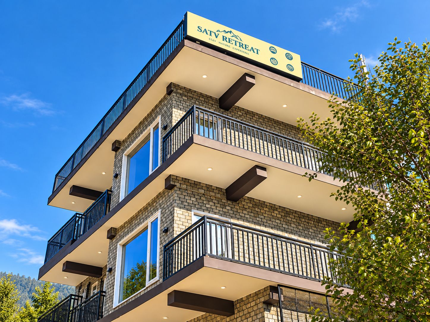 Un hotel de varios pisos con un letrero que dice 'SATY RETREAT Stay Nature - Experience'.