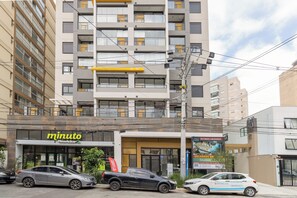 A multi-story building with a ground-level commercial space featuring a 'minuto' café. - ArchHome by Bhomy (São Paulo)
