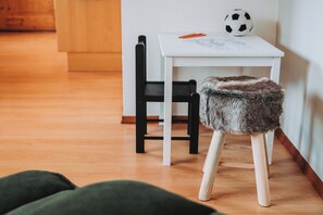A small white table with a black chair, a soccer ball, and a fur-covered stool. - Family-friendly apartment with a terrace and 1 bedroom (65 m2) (Sankt Michael im Lungau)