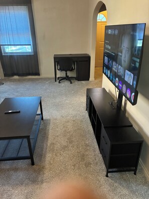 A room with a TV, a desk, and a bench. - Spacious 4-bedroom house in peaceful Cincinnati 5 minutes to downtown (Cincinnati)