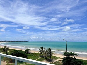 A coastal view with a beach, ocean, and a clear sky. - Paradise flat (João Pessoa)