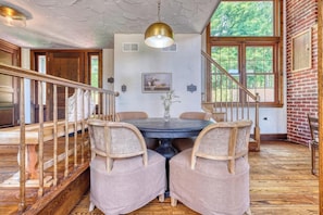 Dining area overlooking the Great Room - Gettysburg 2-Bedroom Suite for 4 - Kitchenette, Hot Tub & Sauna (Gettysburg)