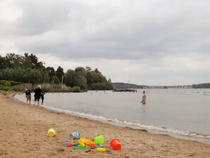 A beach with sand, water, and a few people. - Apartment 'Petronela' with Lake View, Private Terrace and Wi-Fi (Waren (Müritz))