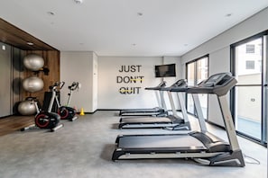 A gym with treadmills, stationary bikes, and exercise balls. - Becker by Bhomy (São Paulo)