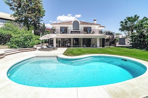 A modern house with a swimming pool, a patio with outdoor furniture, and a well-maintained lawn. - Villa Nottingham Stunning private villa (Marbella)