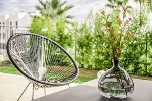 A clear glass vase with a plant on a table outdoors. - LMe9BA- Modern flat close to beach and port (Estepona)