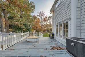 A wooden deck with a white railing, a bench, and an air conditioning unit labeled 'Gibson' on the right. - Huge 7 bedroom house - pool, hot tub, full bar, close to Avalon & Stone Harbor (Middle Township)