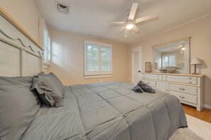 A bedroom with a bed, dresser, mirror, and ceiling fan. - Huge 7 bedroom house - pool, hot tub, full bar, close to Avalon & Stone Harbor (Middle Township)