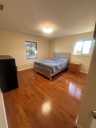 Welcoming 3-bedroom house with AC in peaceful Dix Hills