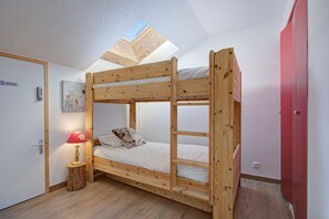 A bunk bed with a skylight, a bedside lamp, and a door with a privacy sign. - Le Cocon du Capcir - Avec Balcon (Les Angles)