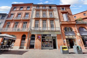 A multi-story building with a ground-floor bookstore and a restaurant. - L'Orfèvre - A deux pas de la Place du Capitole (Toulouse)