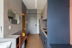 A modern kitchen with a built-in oven, a sink, and a countertop. - Brooklyn by Bhomy (São Paulo)