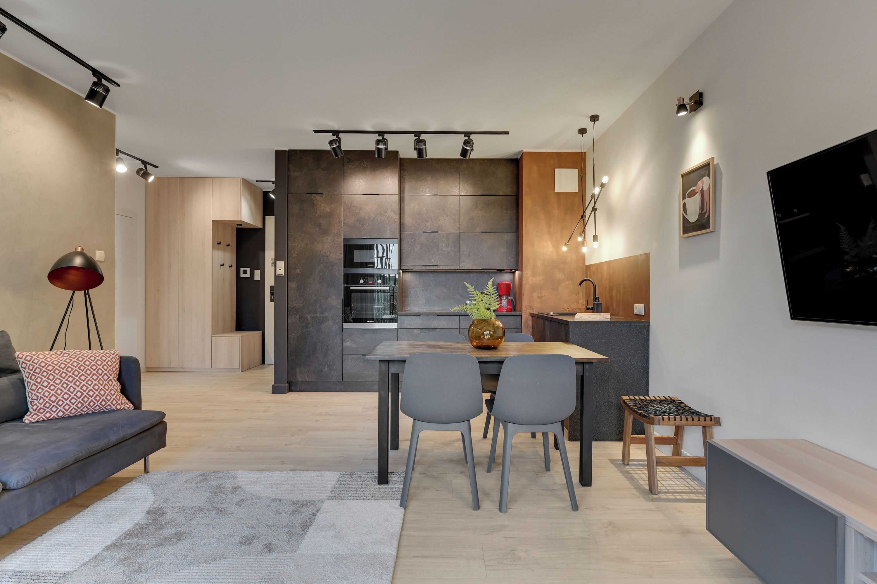 Una cocina moderna con comedor, sofá y mesa de centro.
