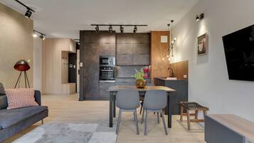 Una cocina moderna con comedor, sofá y mesa de centro.
