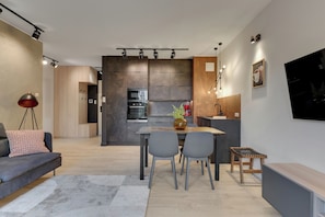 Una cocina moderna con comedor, sofá y mesa de centro.