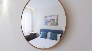 A hotel room with a bed, a desk, and a chair. - Italianway Comfort - Soperga 15 (Milan)