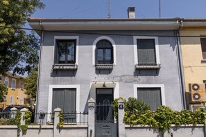 A two-story building with a symmetrical facade, a central entrance with a door, and shutters on the windows. - Stay for Work & Stay, Madrid (Madrid)