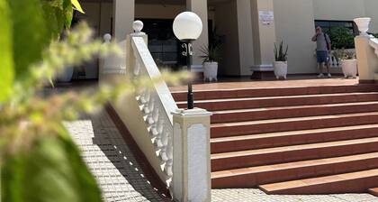 Castle Harbour 1 bed duplex C119 with Sea View, Shared Pool and Wi-Fi