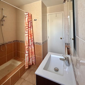 Bathroom - Castle Harbour 1 bed duplex C119 with Sea View, Shared Pool and Wi-Fi (Los Cristianos)