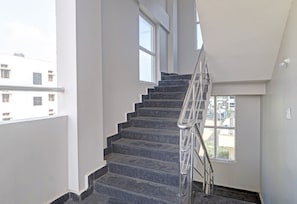 Una escalera con barandas de metal que conduce a un piso superior.
