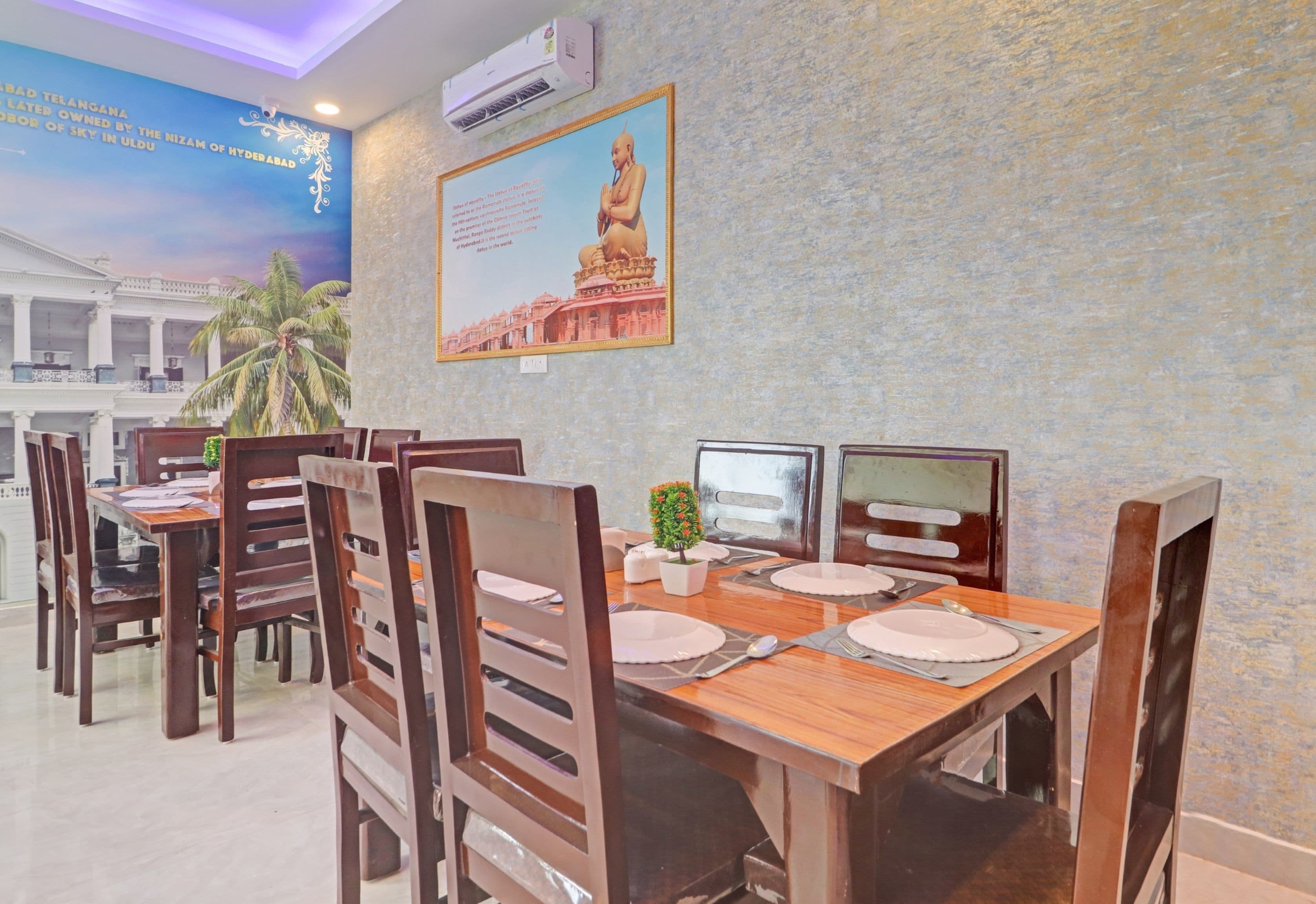 Un comedor con mesas y sillas de madera, un cuadro en la pared y un equipo de aire acondicionado.