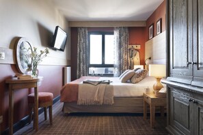 A hotel room with a bed, bedside table, lamp, and a window with curtains. - Wifi, 10m from ski slopes, view mountain, fitness, swimming pool, sauna, hammam, balcony, ski locker (Avoriaz)