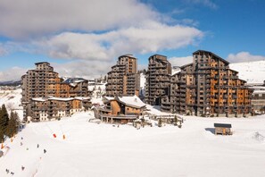 A ski resort with multi-story buildings, ski slopes, and a snow-covered landscape. - Wifi, 10m from ski slopes, fitness, swimming pool, sauna, hammam, balcony, ski locker, 115m² (Avoriaz)